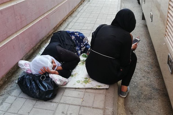 Evladı için eylem yapan anne, yorgun düşünce beton zeminde uyudu