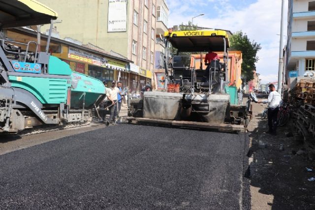 Ağrı'da asfalt çalışmaları devam ediyor