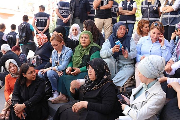 Kadın gazetecilerden Diyarbakır annelerine destek