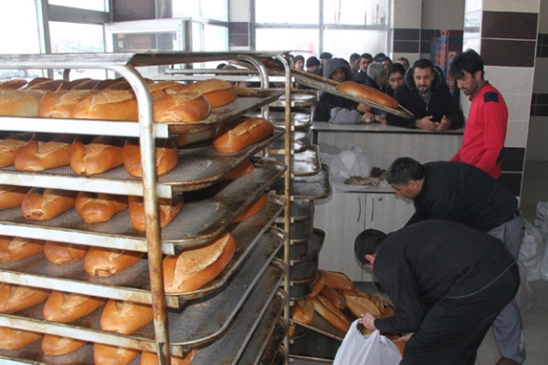 50 kuruşluk ekmek için kuyruk oluştu