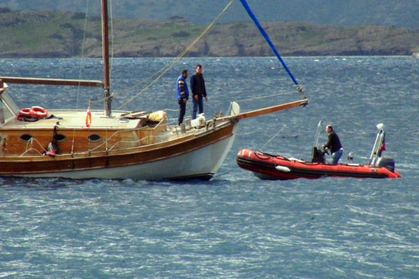 25 kişilik tekneden 100 kişi çıktı