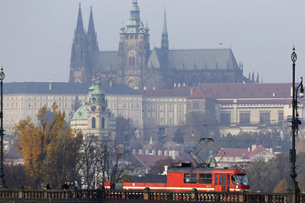 Çek halkı kapı önünde oturmak için ‘izin’ istiyor