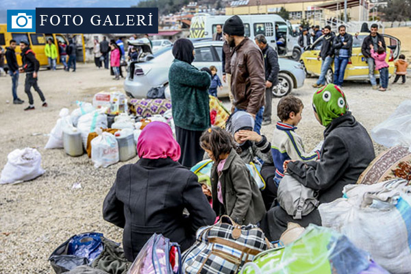Türkmenler Yayladağı'nda geçiş için bekliyor