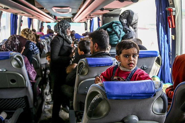 Suriyelilerin Türkiye'ye geçişleri sürüyor