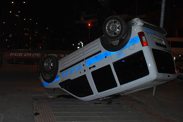 Adana'da polis otomobili devrildi