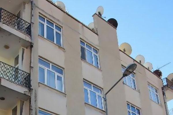 Binanın çatısına roket mermisi isabet etti