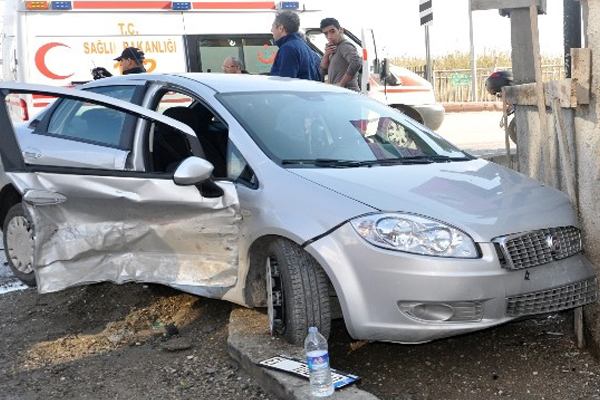 Adana'da trafik kazası: 2'si ağır 3 yaralı