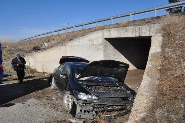 Akşehir'de otomobil şarampole yuvarlandı