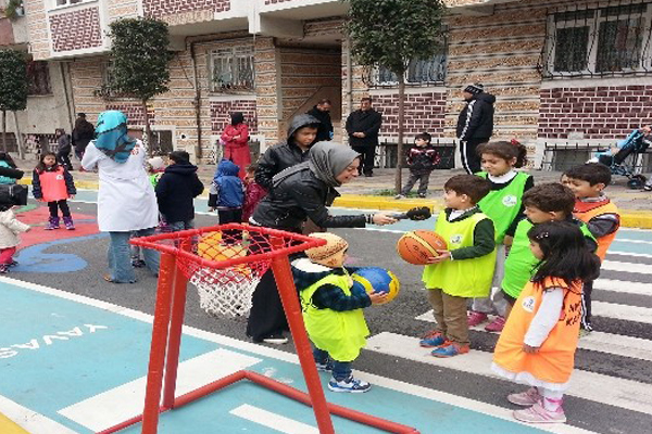 Çocuk sokağı cıvıl cıvıl