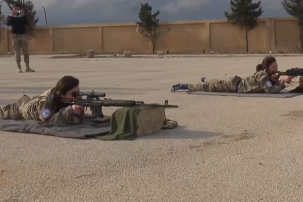 Ruslardan Esed'in kadın askerlerine eğitim