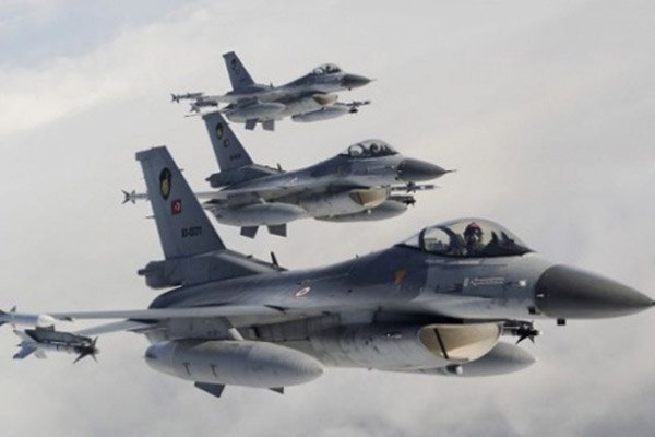 Türk jetlerine Yunan tacizi