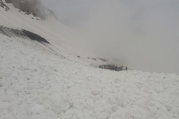 Erzincan-Erzurum karayoluna çığ düştü