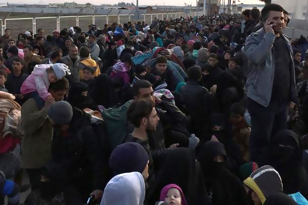 Onbinlerce Suriyeli Türkiye sınırına hareket ediyor
