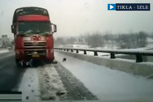 TIR'ın altında metrelerce sürüklendi