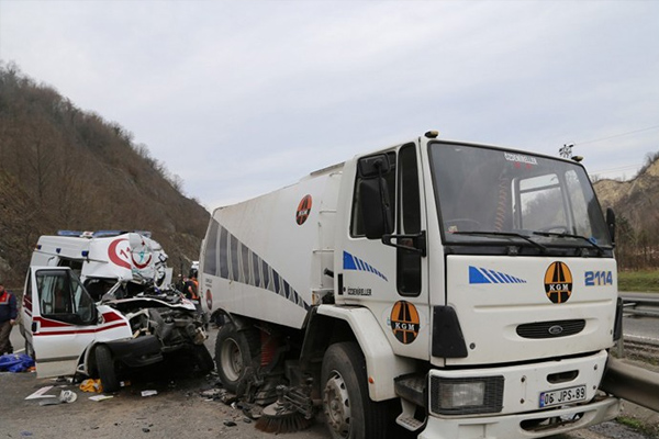 Ambulans ile yol süpürme aracı çarpıştı: 1 ölü