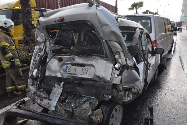 İzmir'de 10 araç birbirine girdi: 5 yaralı