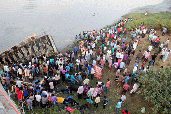 Hindistan'da otobüs faciası: 37 ölü