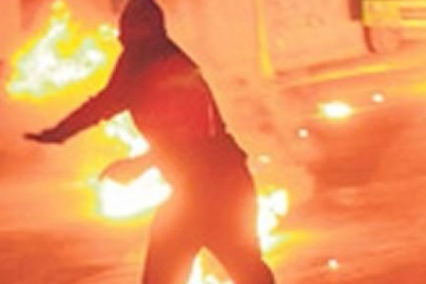 Bombayı atmak isterken, kolu koptu