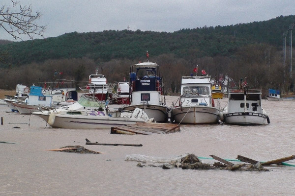 Beykoz’da dere taştı: 3 tekne battı
