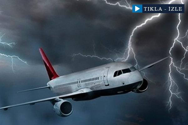 Uçağın kanadına yıldırım düşme anı