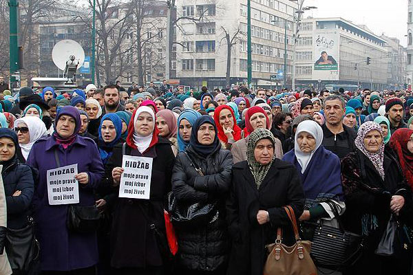 Bosna'da 'başörtüsü' eylemi