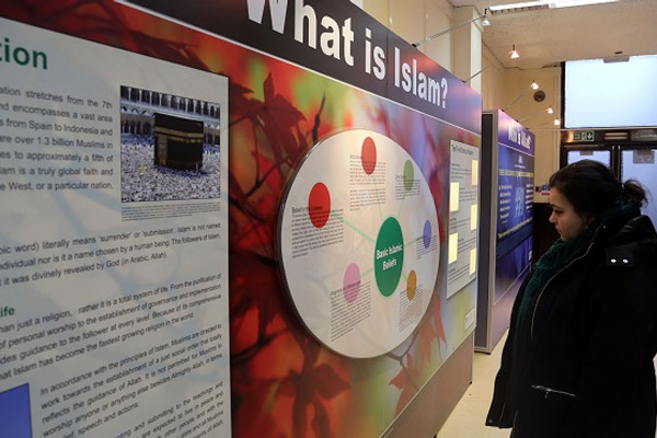 İngiltere'de camiler kapılarını halka açtı