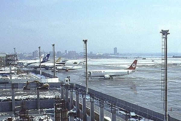 Havaalanına top mermisi düştü