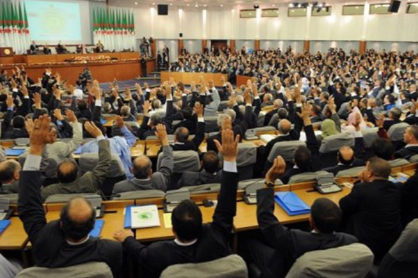 Cezayir'de yeni anayasa kabul edildi