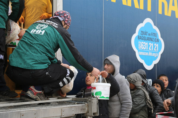İHH'nın Kilis sınırında yardımları sürüyor