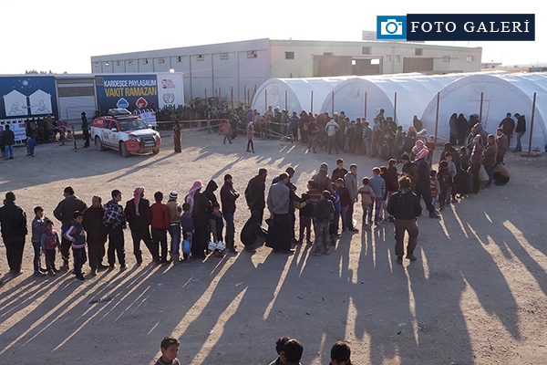 İHH'nın Kilis sınırında yardımları sürüyor