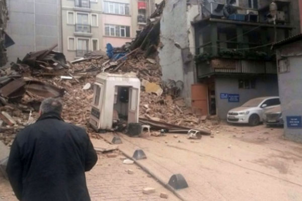 Beyoğlu'nda 5 katlı bina çöktü