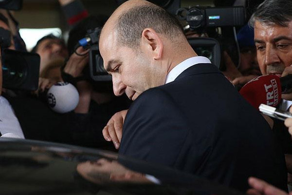 Süleyman Soylu atılan sloganlar nedeniyle DİSK Genel Kurulu'nu terk etti