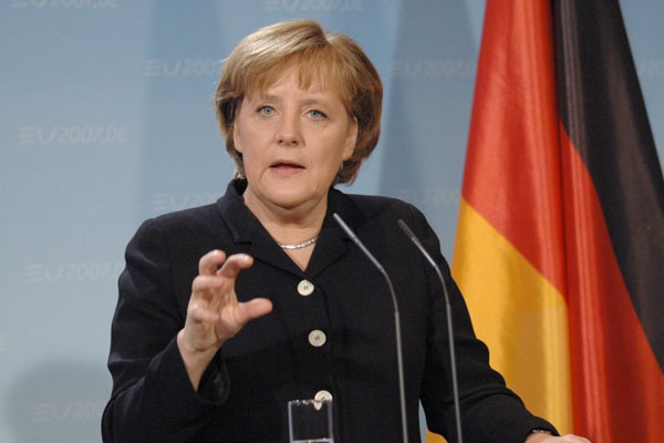 Merkel’in göç politikasına eleştiri