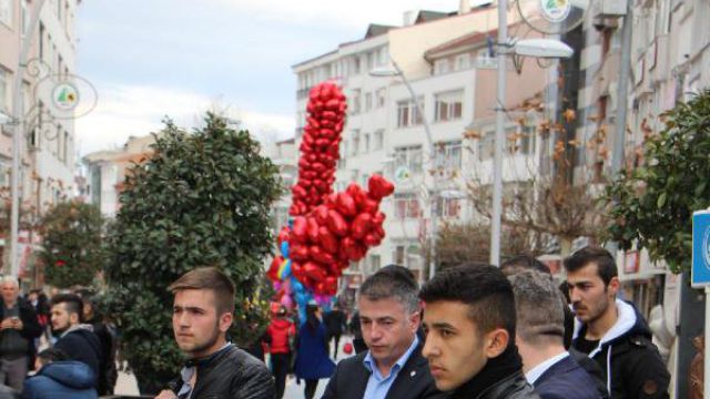 Sevgililer Gününde Kur'an-ı Kerim dağıttılar