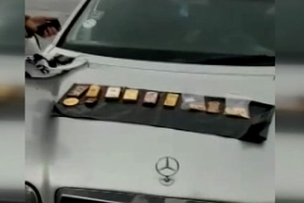 33 kilo külçe altınla yakalandılar