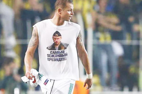 Rus futbolcudan Putin tişörtü