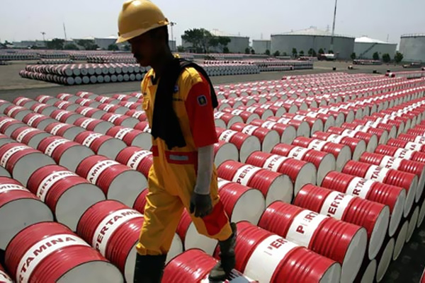 İran petrol üretimini dondurmuyor