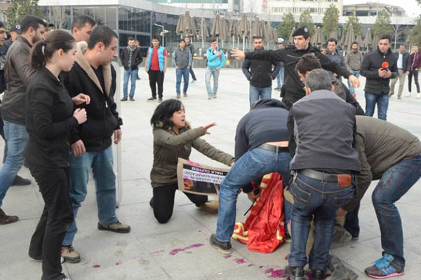 Polise boya fırlatan 7 kişi gözaltına alındı