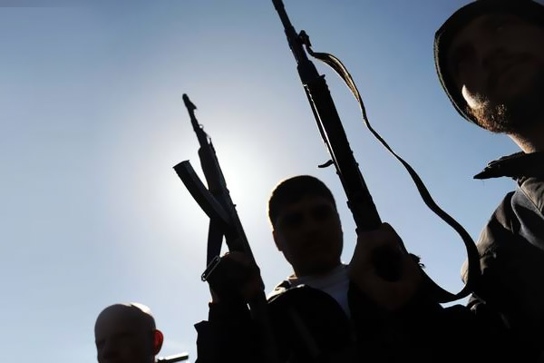 Türkiye Suriyeli direnişçileri Halep'in kuzeyine geçirdi