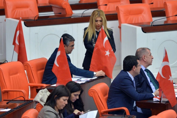 MHP’li vekiller Meclis’e bayraklarla geldi