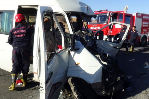 Öğrencileri taşıyan araç kaza yaptı: 15 yaralı