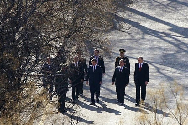 Davutoğlu, dua ederek karanfil bıraktı
