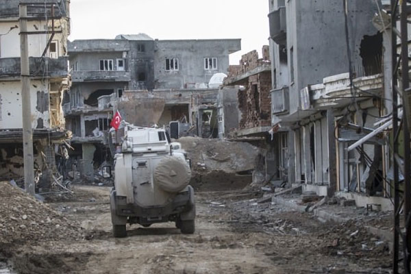 Sur'da içinde askerlerin bulunduğu bina çöktü