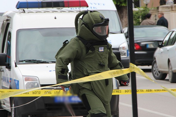 Hastane önünde bomba paniği