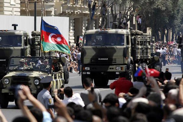 Azeri askerler savaşa hazırlanıyor