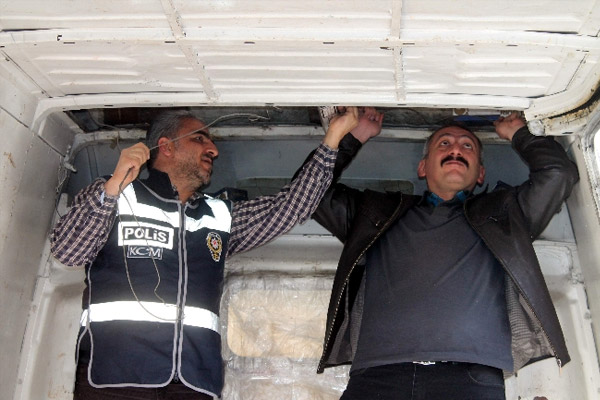 Polisi şaşırtan kaçak sigara zulası