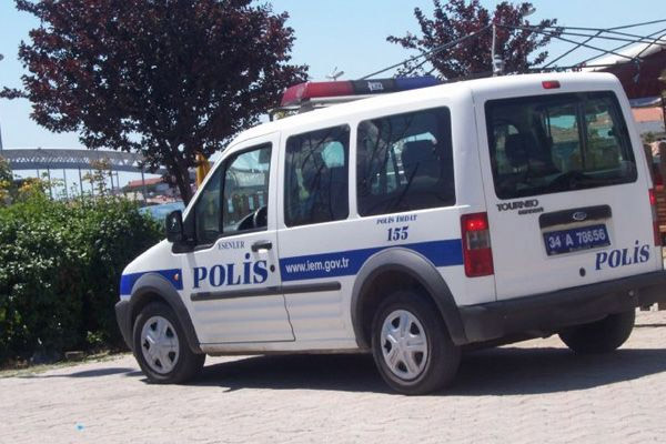 Polis bomba şüphesiyle 4 aracı arıyor