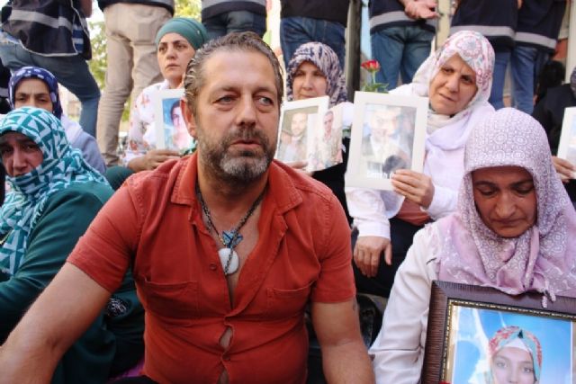 HDP önünde eylem yapan annelere sanatçı Bora Gencer'den destek ziyareti