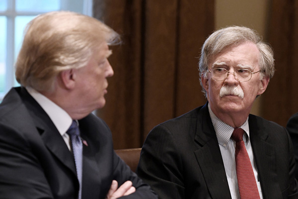 Trump'tan Bolton'a ''engelleme'' suçlaması