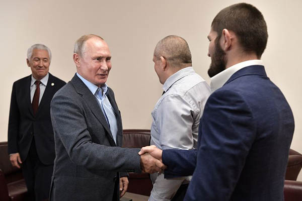 Putin'den Müslüman sporcu Nurmagomedov'a tebrik ve övgü dolu sözler